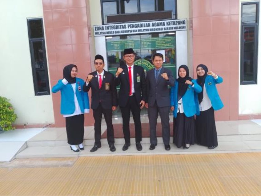 Perkokoh Skill dalam Rajutan Jejaring Pengalaman, 3 mahasiswi fakultas Syari'ah IAIN Pontianak PKKHP di Pengadilan Agama Ketapang Kelas 1B